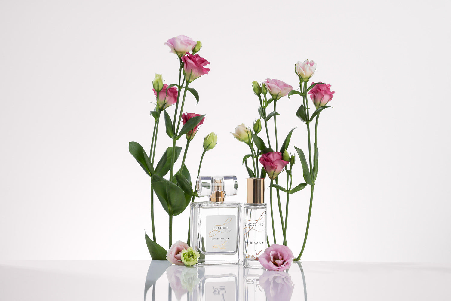 photo du parfum l'exquis en petit et grand format avec des fleurs